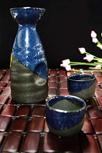 Японската бутилка за саке в синьо и Чаши Очоко, Комплект от 3 теми