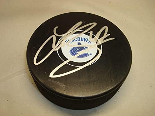 Свен Баертски подписа хокей шайба Ванкувър Канъкс с автограф 1E - за Миене на НХЛ с автограф